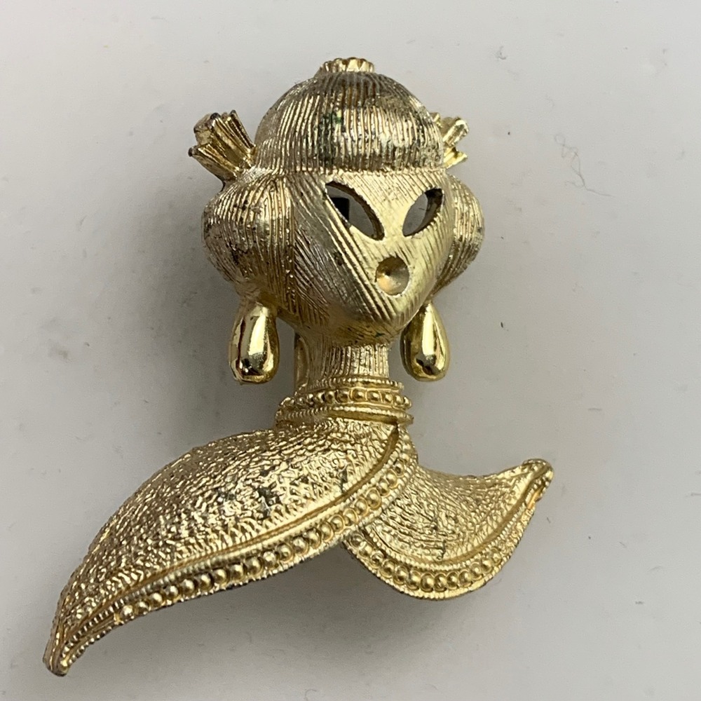 Vintage Gold Tone Alien Space Age Bust Brooch Dangle Earrings Textured Kitsch